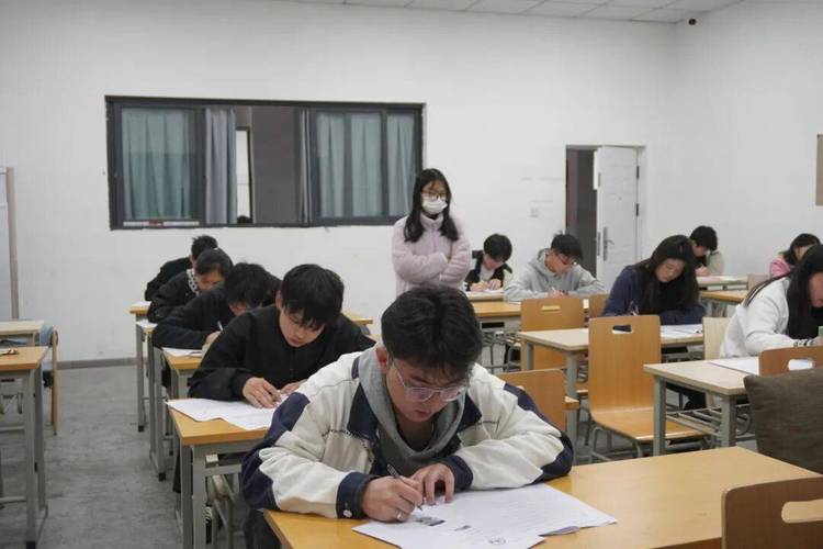 "少走弯路,精准上岸",学校提供 "全流程升学辅助服务"